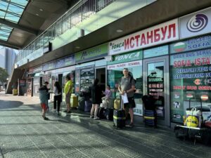Odottelua Sofian Serdika bussiasemalla