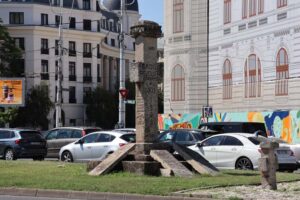 Yksi Romanian vallankumouksen muistomerkeistä Bukarestissa