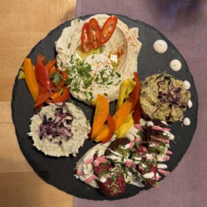 Hummusateria Aubergine-ravintolassa Bukarestissa