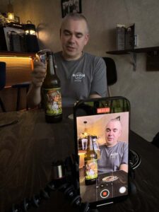 Ilkka maistelee olutta Sofiassa