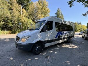 Matkustimme Matpu-bussiyhtiön pikkubussilla Sofiasta Skopjeen