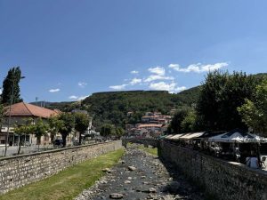 Bistrica virtaa Prizrenin kaupungin halki Kosovossa