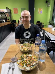 Herkulliset Bowlit lounaaksi Green & Proteinissa Tiranassa