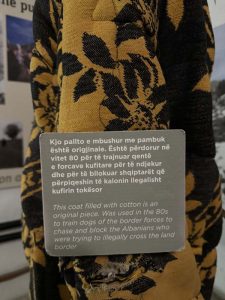 Bunk'Art 2 - Albanian rajavartijoiden koirien koulutukseen käytetty pehmustettu takki