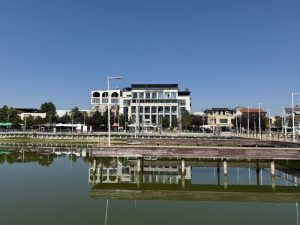 Belsh-järvi on suosittu matkakohde Albaniassa.