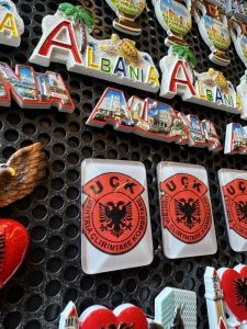 Albanialaisia jääkaappimagneetteja