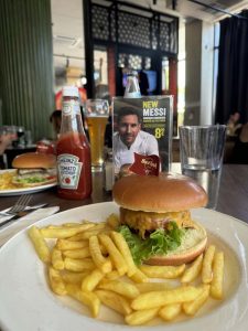 Hard Rock Cafe Podgorican burgerit eivät olleet aivan samaa tasoa kuin ketjun muissa ravintoloissa on tottunut näkemään
