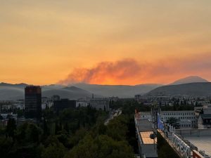 Maastopaloja auringonlaskussa Podgoricaa ympäröivillä vuorilla Montenegrossa