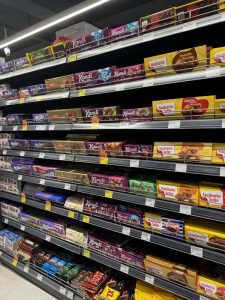 Montenegrolainen suklaahylly ruokakaupassa