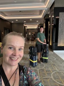 Ne Tammelat lähtökuopissa Hilton Podgorican aulassa