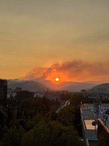 Maastopalojen aiheuttamia savupilviä Montenegrossa auringonlaskun aikaan.