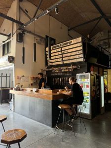 Dubrovnik Beer Companyn baarista saa sekä panimon omia oluita, että vierasoluita. Keittiön puolelta voi tilata myös syötävää.