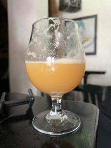 Mandrill Nano Brewing Companyn kokeellinen King Jong Wolf New England IPA on paksun keltaista kuin appelsiinituoremehu