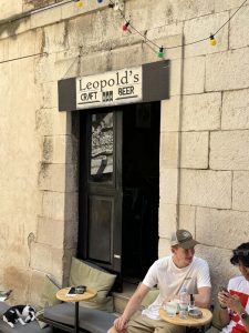 Leopold's Craft Beer Barin sisäänkäynti ja edustan istumapaikkoja