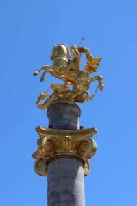 Pyhän Yrjön monumentti Tbilisin Vapaudenaukiolla.