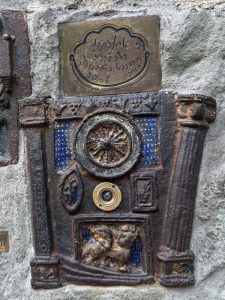 Tbilisin pienin kello löytyy kaupungin suurimman kellon The Clock Towerin juurelta