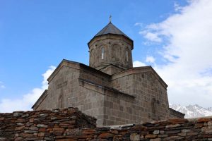 Gergeti Trinity Church sijaitsee 2170 metrin korkeudessa ja on yksi tunnetuimpia maamerkkejä alueella