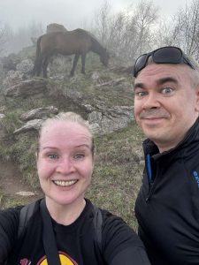 Hevoset laidunsivat vapaana vuorten rinteillä Kaukasuksella