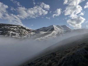 Kaukasusvuoristossa pilvien yläpuolella