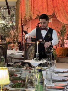 Sommelier dekantoi viiniä kynttilän valon avulla