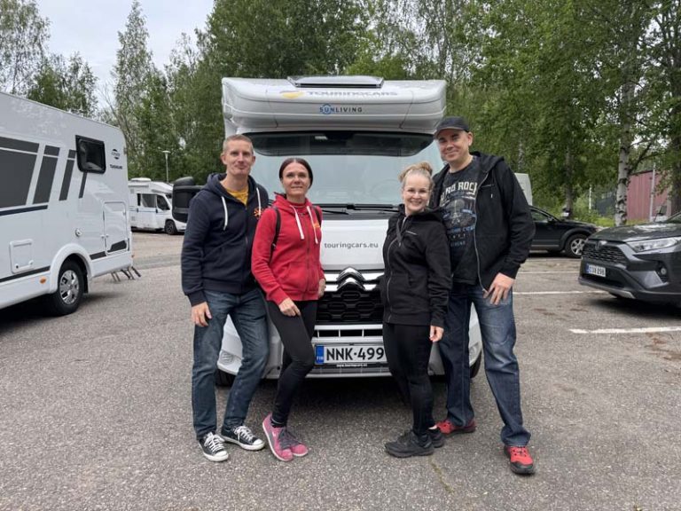 Ne Tammelat ja Kaikki maanosat valmiina lähtemään road tripille asuntoautolla