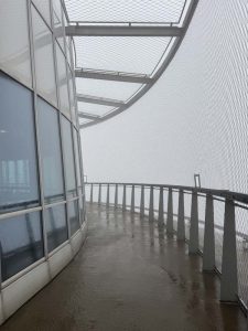 Tallinnan TV-tornissa pääsee myös ulos parvekkeelle. Valitettavasti vierailumme aikana oli niin pilvistä, ettei näkynyt kunnolla edes maahan saakka.