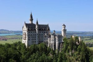 Neuschwansteinin linna on toiminut inspiraationa ja esikuvana Disneyn Prinsessa Ruususen linnalle.