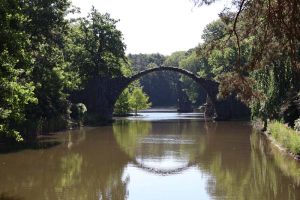 Rakotzbrücke eli Devil's Bridge muodostaa vedestä heijastuvan peilikuvansa kanssa täydellisen ympyrän.