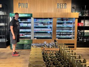Ilkka Pilsner Urquellin vierailukeskuksen myymälässä. Panimolla on myös erikoisoluita valmistava erillinen brändi!