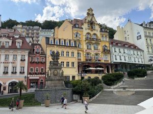 Karlovy Vary on maineikas historiallinen kylpyläkaupunki