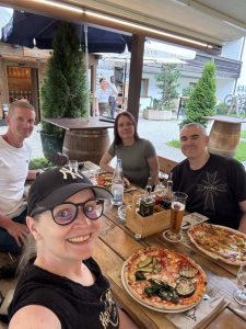 Ne Tammelat ja Kaikki maanosat pizzalla Dolomiiteilla