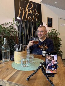 Ilkka kuvaa oluttastingiä Bistro MaPissa Somerolla