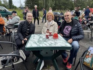 Ne Tammelat tapaamassa Kaari Utriota Somerniemen kesätorilla