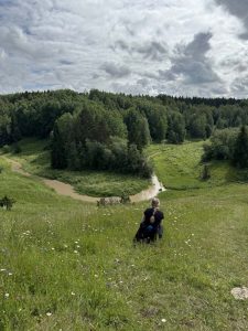 Katri kuvaamassa Häntälän notkoilla