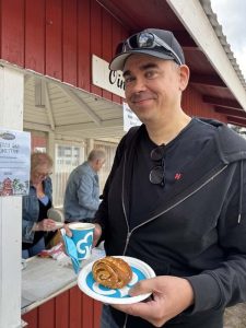 Ilkka sai Somerniemen kesäteatterin väliajalla kahvia ja korvapuustin