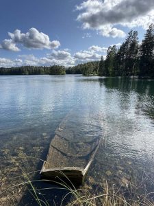 Uponnut vene näkyy Iso-Valkeen kirkkaassa vedessä selvästi