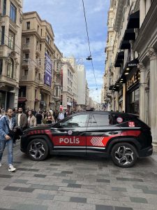 Poliisi valvoi Istanbulin keskustassa