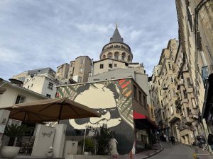 Galata Tower ja katutaidetta Istanbulissa