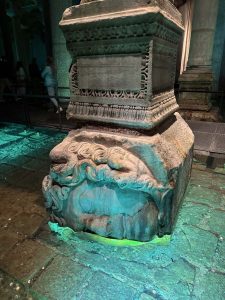 Toinen kuuluisista Medusan päistä Basilica Cisternissä Istanbulissa