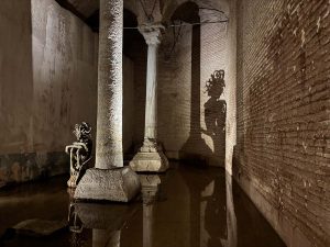 Istuva Medusa-patsas Basilica Cisternissä