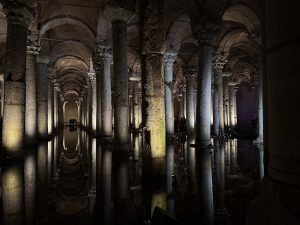 Basilica Cistern on entinen vesivarasto. Nykyään se on upea ja tunnelmallinen nähtävyys.