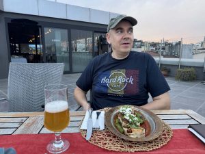DoubleTree by Hiltonin kattoterassi oli hieman askeettinen, mutta näköalat olivat hyvät. Ja sai sieltä ruokaa ja juomaakin.
