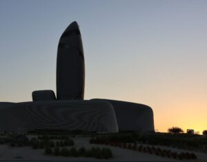 Kulttuurikeskus Ithra Saudi-Arabiassa auringonlaskun aikaan