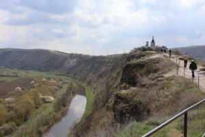 Belvedere Point Trebujessa. Kukkulan huipulla sijaitsevan kirkon alla sijaitsi Orheiul Vechi -luolaluostari