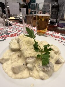 Kania kermakastikkeessa moldovalaiseen tapaan