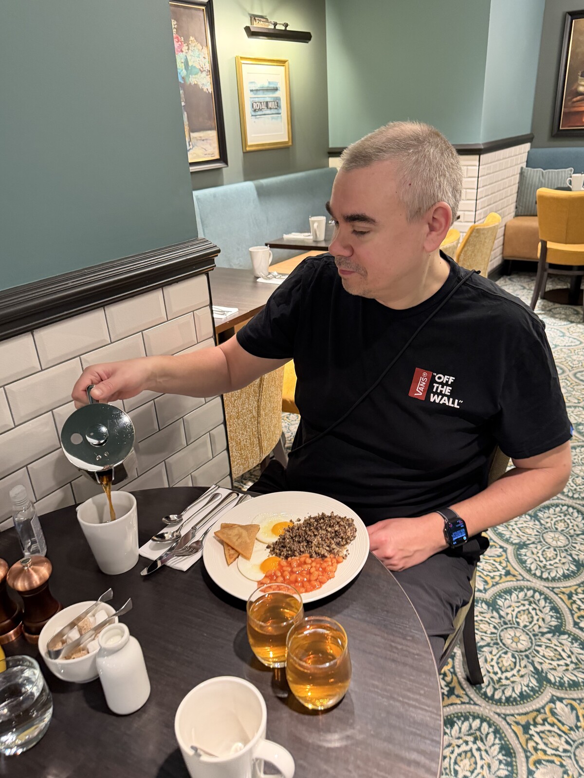 Hiltonin aamupala ei petä. Edinburghissa tarjolla oli paikallisena erikoisuutena tietysti haggista.