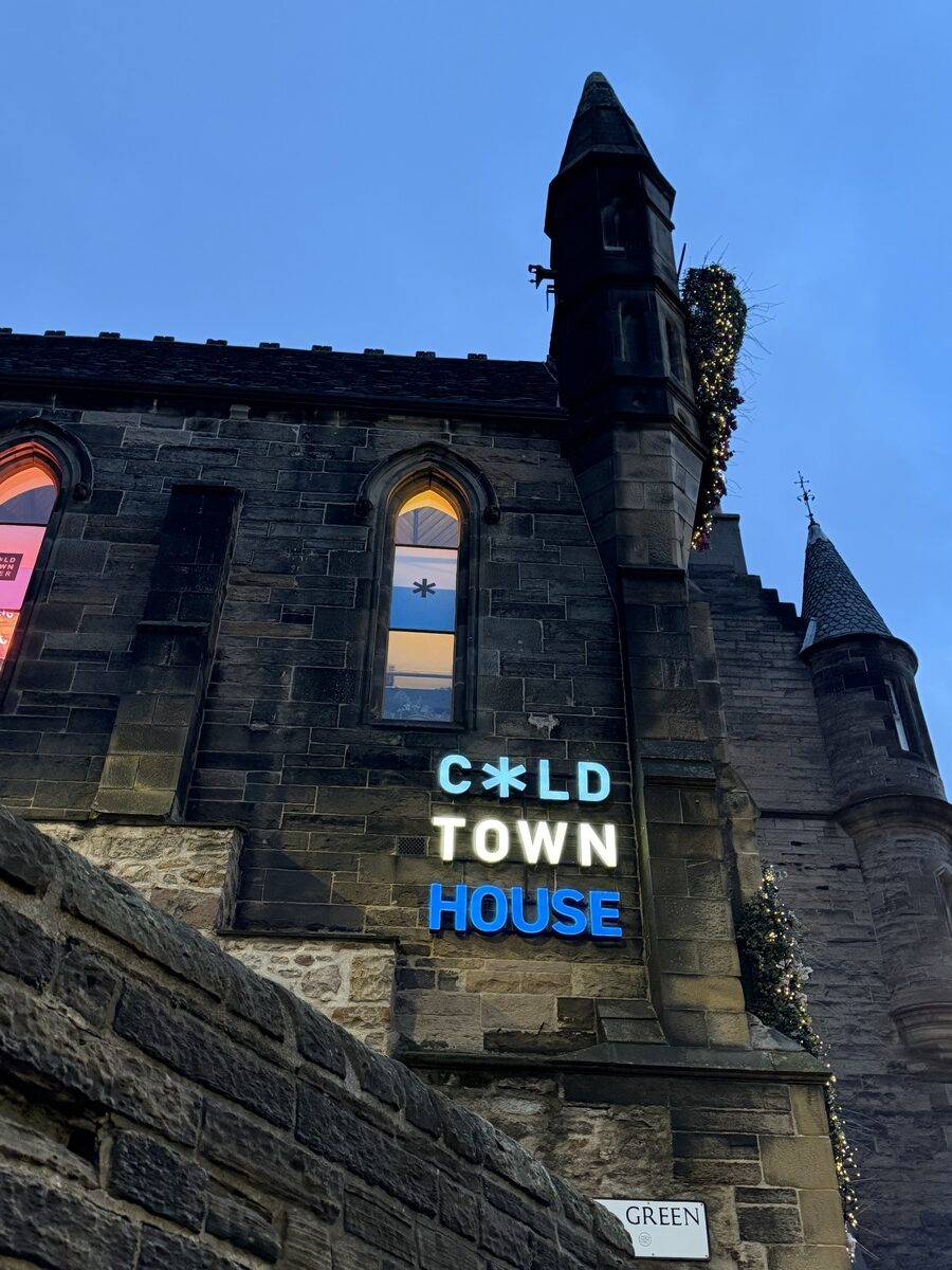 Cold Town House on entiseen kirkkoon rakennettu panimoravintola Edinburghissa
