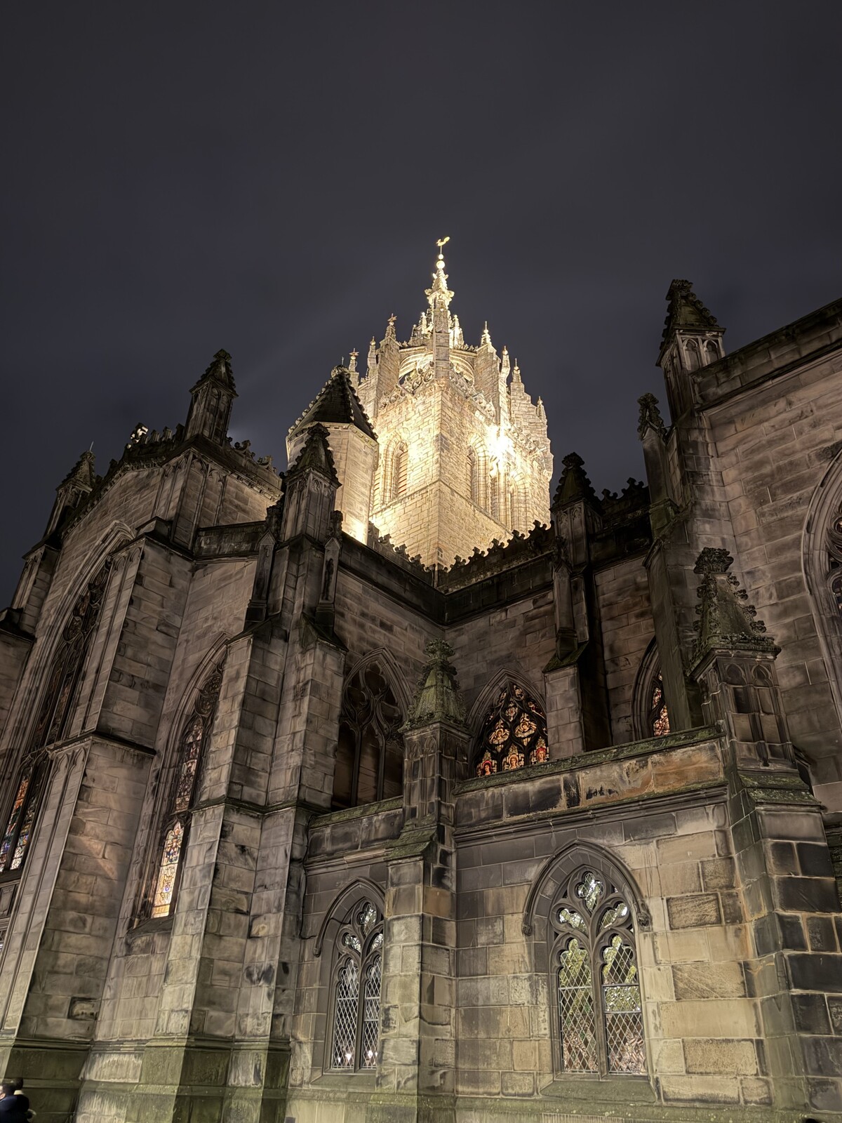 Edinburghin linna iltavalaistuksessa