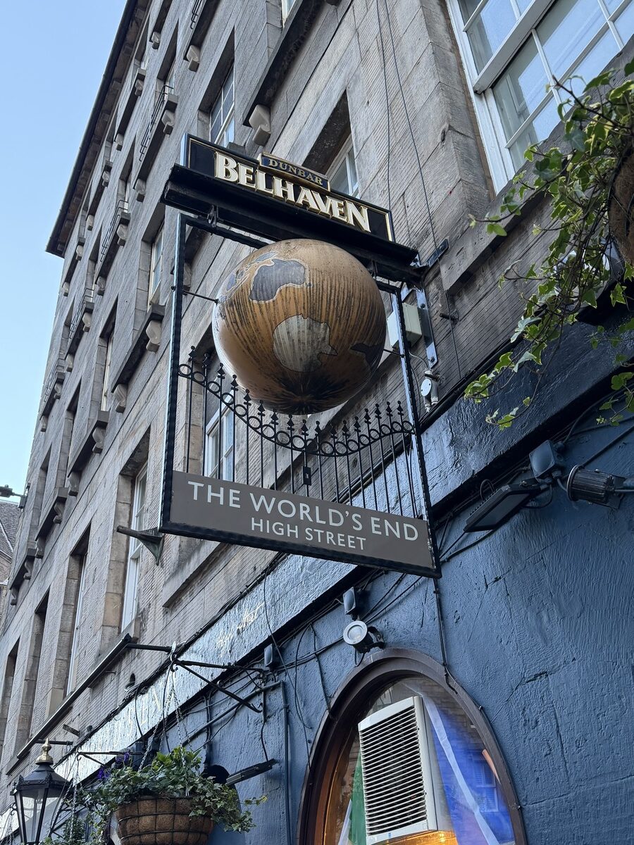 The World's End Pub sijaitsee Edinburghissa Royal Milen varrella. Nimi juontaa kaupungin muurien entiseen sijaintiin, jonka takana sijaitsi villi luonto. Sivistynyt maailma päättyy tähän.