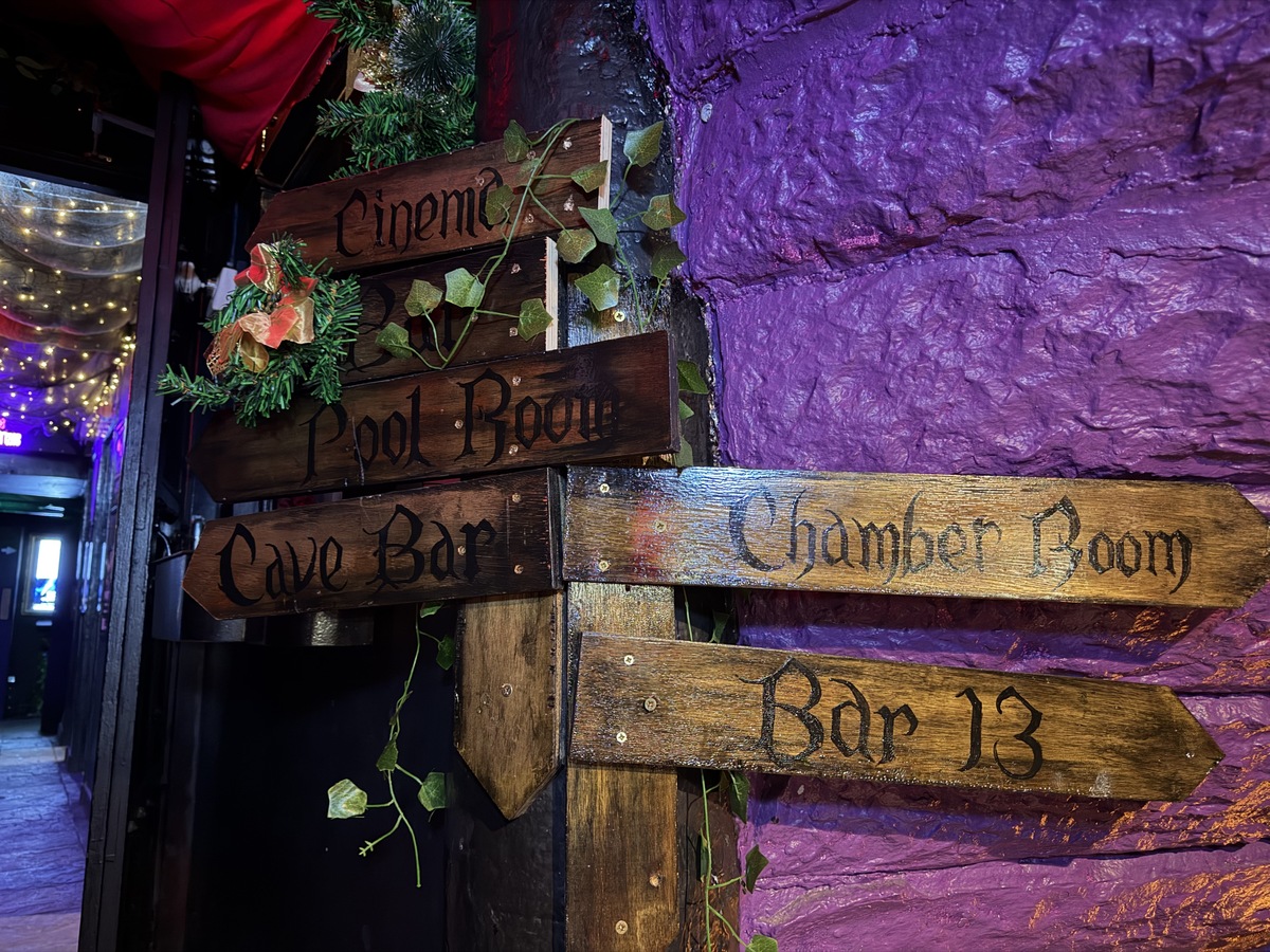 The Banshee Labyrinth baari levittäytyy ikivanhoihin maanalaisiin käytäviin rakennuksen alla. Näillä nimenomaisilla käytävillä on synkkä historia ja kuulemma baarissa kummittelee edelleen.